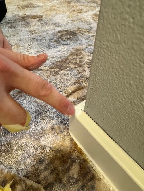 Dokonalé zakončení u stěny. Vše o montáži obvodových lišt. 