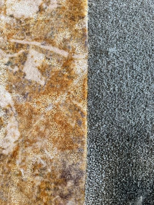 Luxusní koberec v chodbě rodinného domu: komfort, který pocítíte na první krok