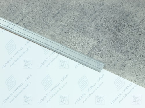 Plochá 24,5 mm stříbrná přechodová lišta samolepící