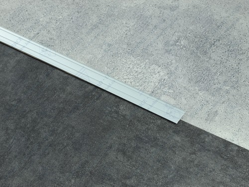 Plochá 24,5 mm stříbrná přechodová lišta samolepící