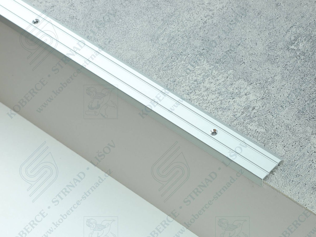 Schodová hrana 24,5x10 mm stříbrná vrtaná