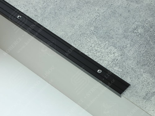 Schodová hrana 24,5x10 mm tmavý bronz vrtaná