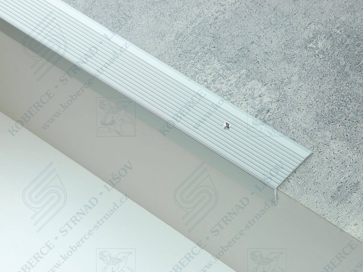 Schodová hrana 40x20 mm stříbrná vrtaná