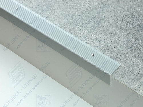 Schodová hrana 30x30 mm stříbrná vrtaná