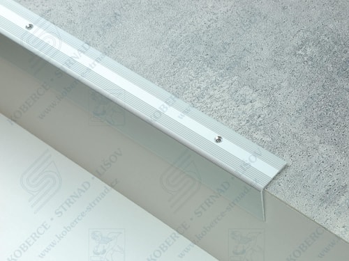 Schodová hrana 30x42 mm stříbrná vrtaná