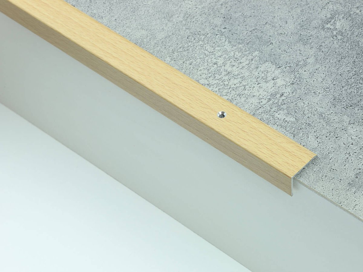Schodová hrana 24,5x18 mm buk vrtaná