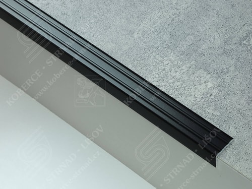 Schodová hrana 24,5x20 mm černá RAL 9005 samolepicí