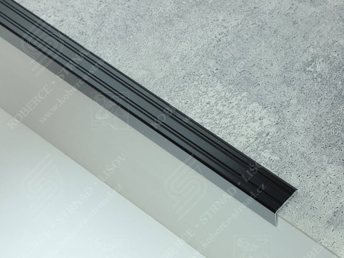 Schodová hrana 24,5x20 mm černá RAL 9005