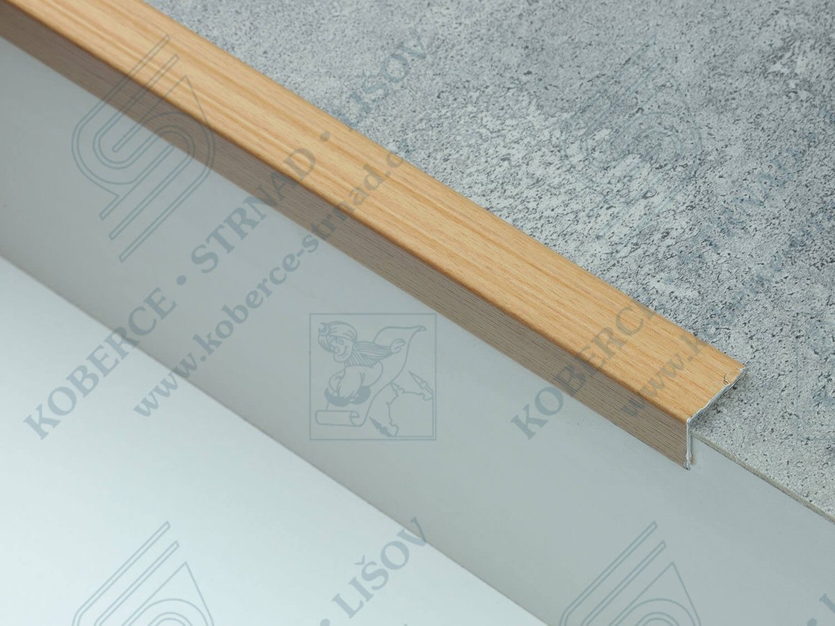 Schodová hrana 24,5x20 mm H20 buk tmavý pařený
