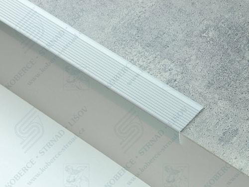 Schodová hrana 40x20 mm stříbrná zátěžová
