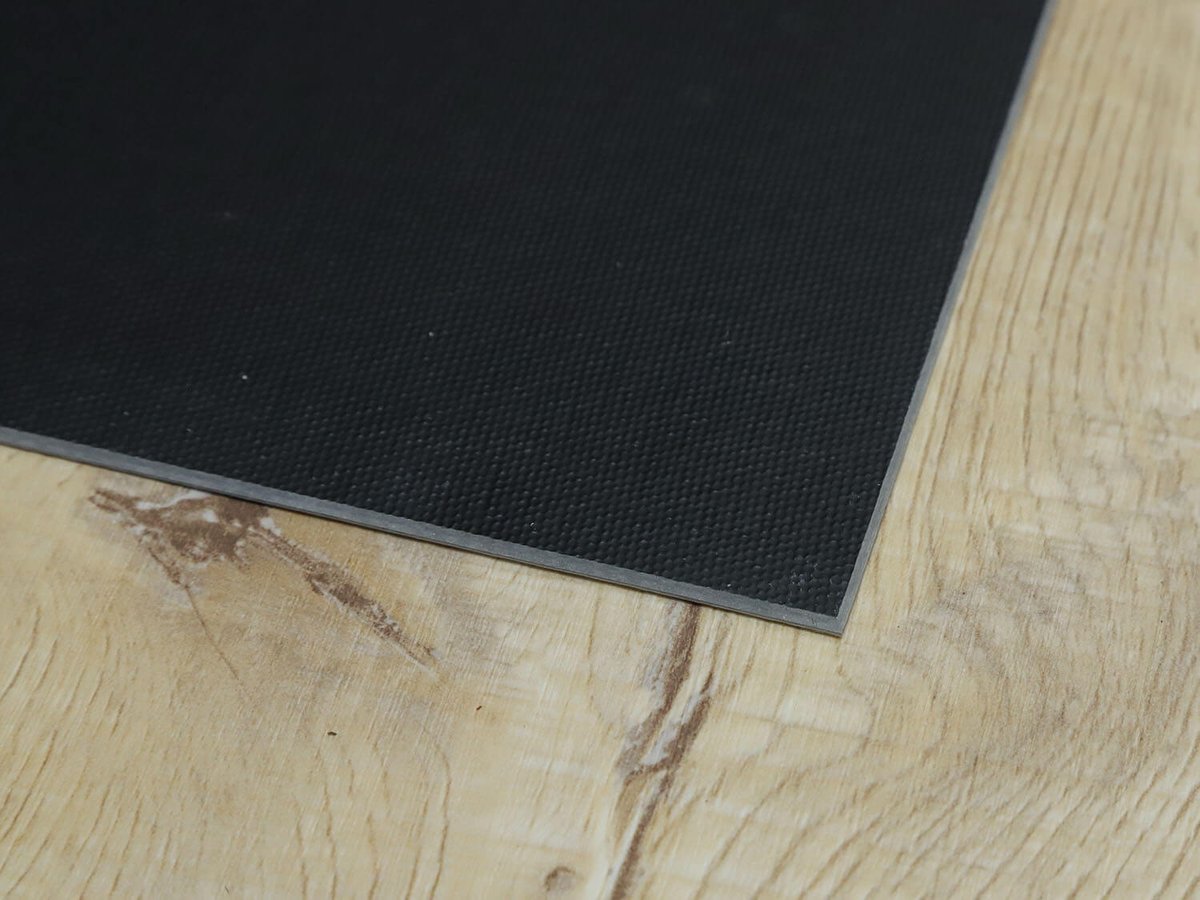 Detail zkosení hran spodní strany vinylových lamel (jiný dekor).