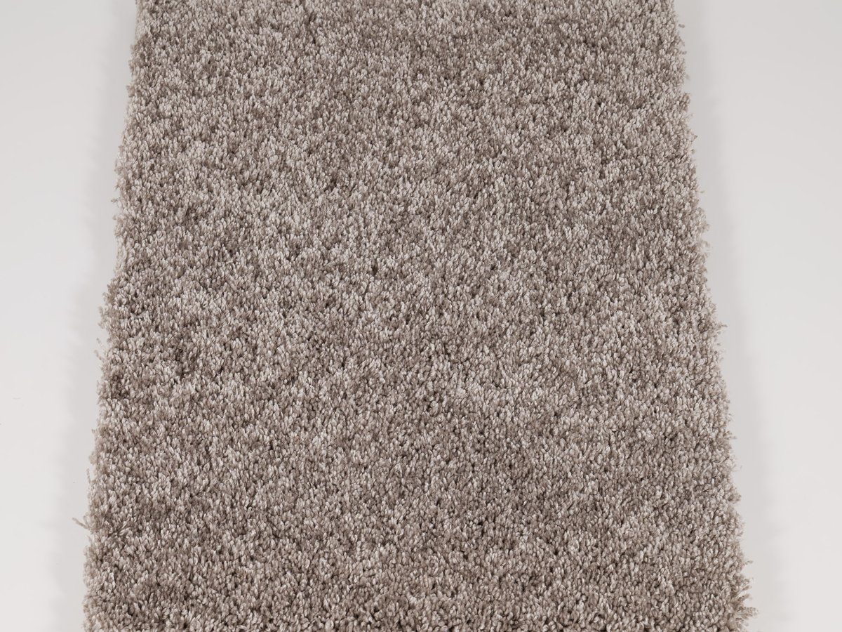 Koberec jsme fotili z obou stran, u kroucených vláken není směr koberce a rozdíl odlesku téměř vidět.