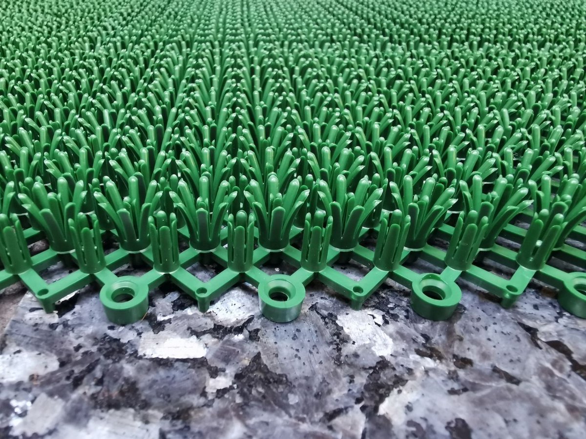Step-in green