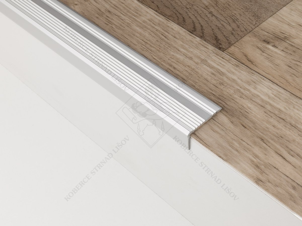 Schodová hrana 43x23 mm stříbrná zátěžová