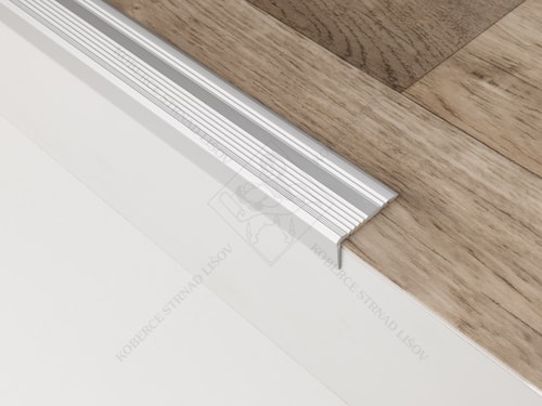 Schodová hrana 43x23 mm stříbrná zátěžová