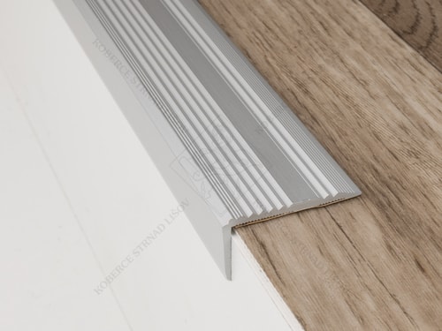 Schodová hrana 43x23 mm stříbrná zátěžová