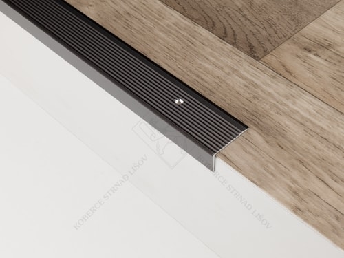 Schodová hrana 40x20 mm tmavý bronz vrtaná šroubovací zátěžová