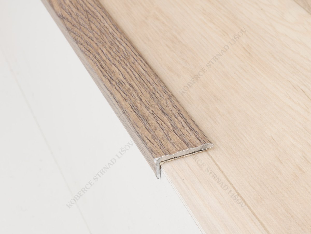 Schodová hrana 24,5x10 mm H62 dub šedobéžový
