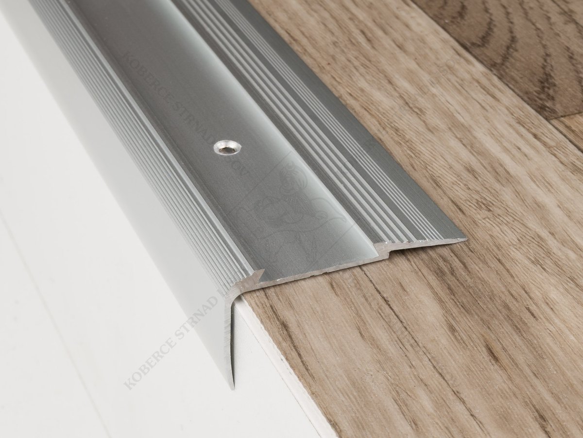 Schodová hrana 58x27 mm stříbrná protiskluzná vrtaná